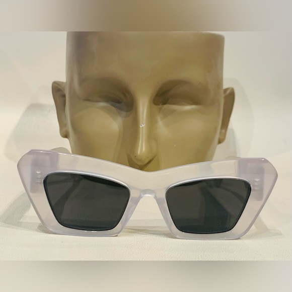 New Women’s Loewe Sunglasses - Picture 7 of 10